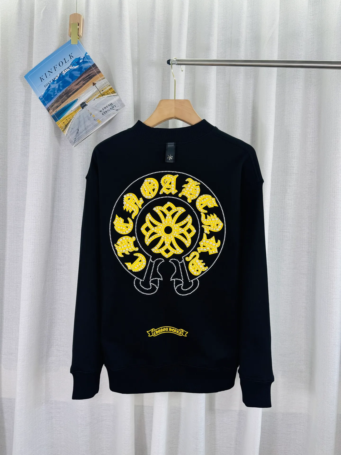 P260 top version, real shot without P, ​​different from market currency) 𝗖𝗵𝗿𝗼𝗺𝗲 𝗛𝗲𝗮𝗿𝘁𝘀/Cro Heart 2025 Reflective Embroidered Beads Compass Embroidered Autumn and Winter New Original Counter American Laser Burnt 3D Pearl Embroidered Couple Casual Sweater 👑The highest version! Customized fabric 420g tripe terry fabric! American acid-washed and distressed original fabric laser burnt ✟appliqué embroidery and exquisite embroidery of letters! The best-selling model in the counter, very comfortable to wear. Accessories: original molded and authenticated collar label➕100% silk wash label. Genuine purchase-grade original hangtag➕matching hanging rope➕3D hanging beads➕original packaging bag. Craftsmanship: The original version has consistent wiring! The highest version of the armhole matching technique! Color: Black White Size: S M L XL Style No.: 9319